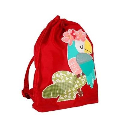 Mochila vermelha com desenho colorido de pássaro com flores na cabeça