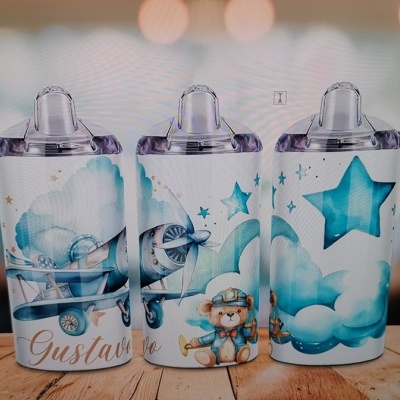 Três copos plásticos com bicos e desenhos de estrelas, nuvens e ursinho