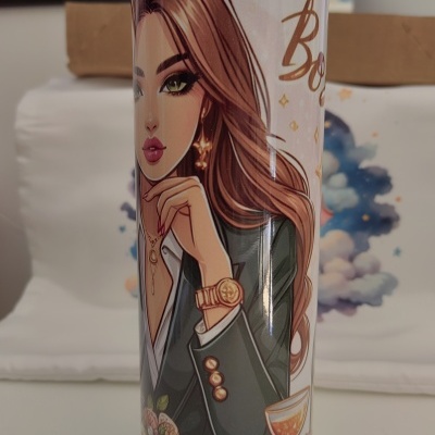 Copo térmico decorado com ilustração de mulher de cabelos castanhos e acessórios dourados