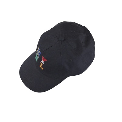 Boné preto com letras coloridas bordadas