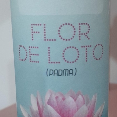 Embalagem azul claro com texto e imagem de flor de lótus