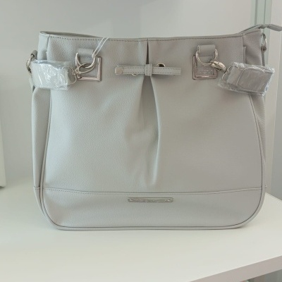 Mala de ombro cinza claro em prateleira branca