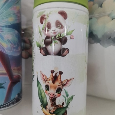 Garrafa branca com ilustrações de panda e girafa, tampa rosa e verde