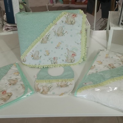Conjunto de toalhas de banho para bebé com capuz, babete e toalha, em tons verdes e bege com estampado de coelhos.