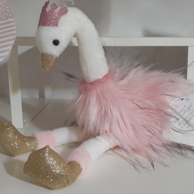 Peluche de cisne branco com bico e pés dourados brilhantes e saia cor-de-rosa