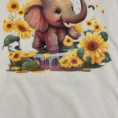 T-shirt branca com elefante bebé e girassóis