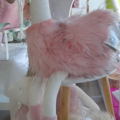 Peluche de cisne branco com casaco rosa felpudo e coroas douradas