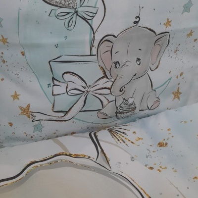 Ilustração de elefante bebé com balões e presente num lençol branco