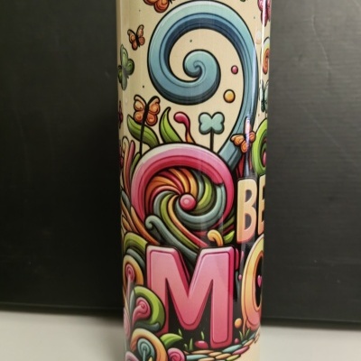 Copo térmico colorido com padrão de desenhos abstratos e borboletas