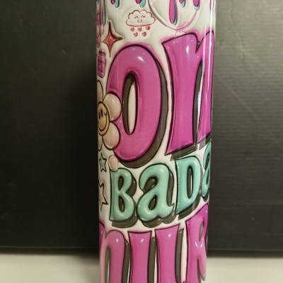 Vela decorativa alta com design colorido em rosa, verde e branco