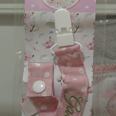 Fita para chucha rosa com bolinhas brancas e nome Gabriela bordado em verde