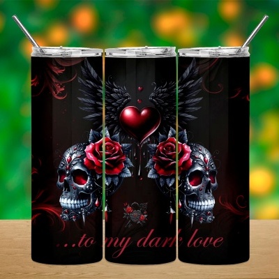 Três copos metálicos com caveiras, rosas e coração vermelho com asas pretas
