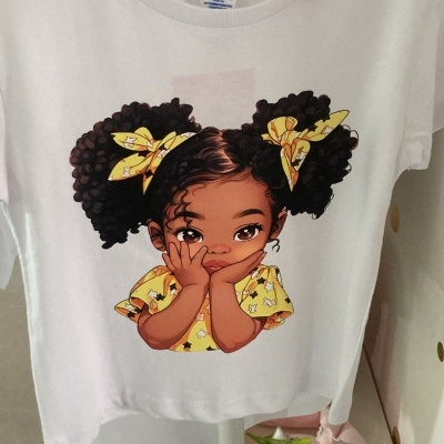 T-shirt branca com estampa divertida de menina cacheada com vestido amarelo e laços na cabeça