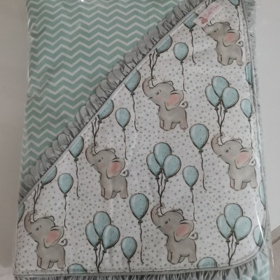 Manta dupla face para bebé com elefantes e balões e padrão zig-zag verde água