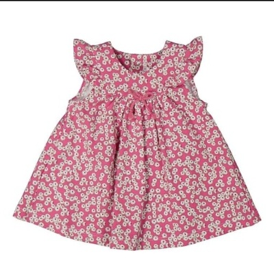 Vestido cor de rosa com flores brancas e amarelas e mangas com babados