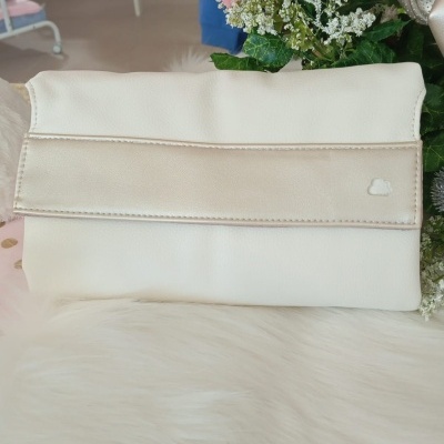Mala clutch branca com aba bege clara e logótipo em relevo