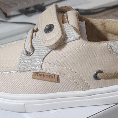 Ténis criança bege com sola branca e etiqueta mayoral