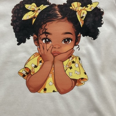 T-shirt branca com estampa de menina com laços amarelos e vestido amarelo com estrelas