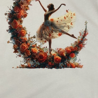 T-shirt branca com estampado de bailarina e lua flores