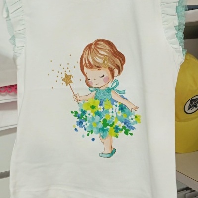 Camisola branca para criança com estampa de menina e mangas de babado verde