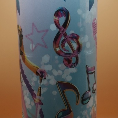 Frasco cilíndrico com notas musicais coloridas e elementos musicais num fundo azul claro.