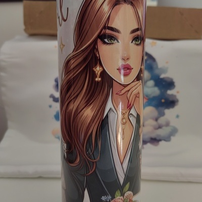 Frasco metálico com ilustração de mulher elegante e prato com flores e comida.