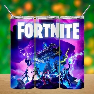 Três copos metálicos altos decorados com personagens e texto Fortnite