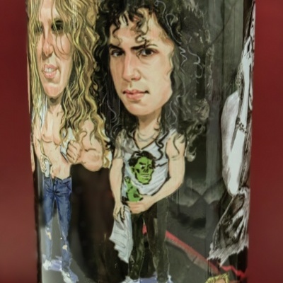 Lata com caricaturas de cinco homens com roupas casuais e instrumentos musicais em fundo vermelho.