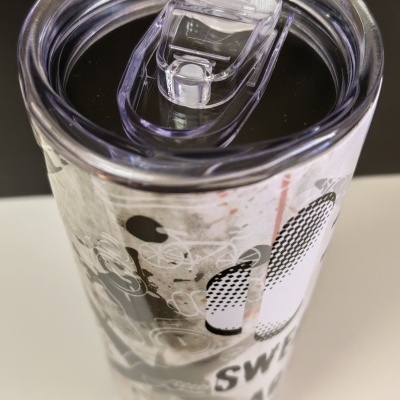 Copo térmico com tampa transparente e decoração gráfica em preto e branco