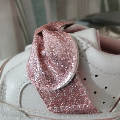 Sapatilha branca com detalhe rosa brilhante em forma de laço