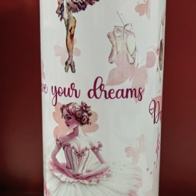 Frasco cilíndrico branco com ilustrações de bailarinas e texto inspirador