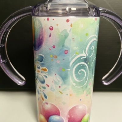 Copo infantil colorido com duas pegas e bico transparente