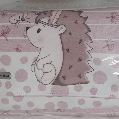 Carteira rosa e branca com estampa de porco-espinho e bolinhas