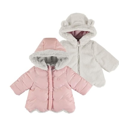 Duas casacas de bebé com capuz, uma rosa acolchoada e outra branca de pelúcia com orelhas no capuz