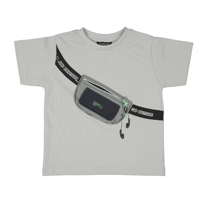 T-shirt branca infantil com estampado de pochete cinzenta e preta e faixa preta com texto sobre o peito