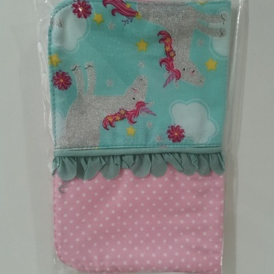 Estojo ou bolsa de tecido com padrão de unicórnios prateados e parte inferior cor-de-rosa com bolinhas brancas