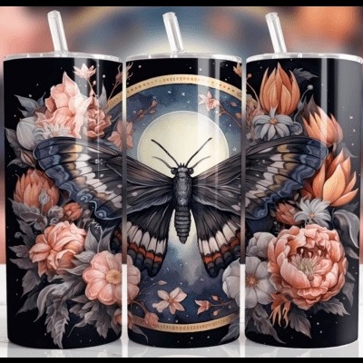 Copos térmicos pretos com padrão de borboleta e flores em tons de rosa e laranja