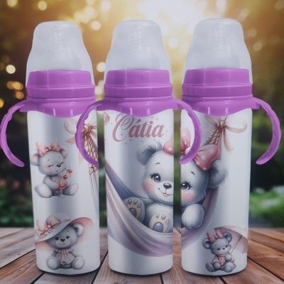 Três biberões infantis com desenhos de ursos e tampa roxa
