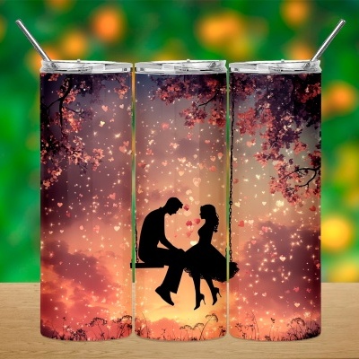 Conjunto de três copos metálicos altos com padrão de casal em balanço e flores cor-de-rosa