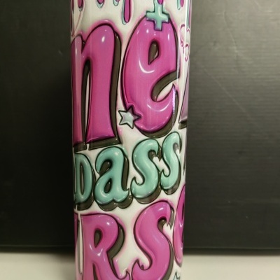 Frasco cilíndrico decorado com letras coloridas e gotas a escorrer