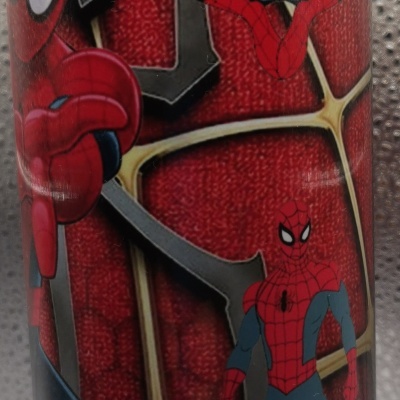 Copo plástico com imagens do Homem-Aranha em fundo vermelho com teia dourada