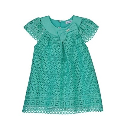 Vestido infantil verde água em renda macramê com laço no peito e mangas curtas