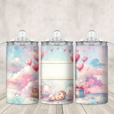 Três biberões decorados com nuvens cor-de-rosa e corações