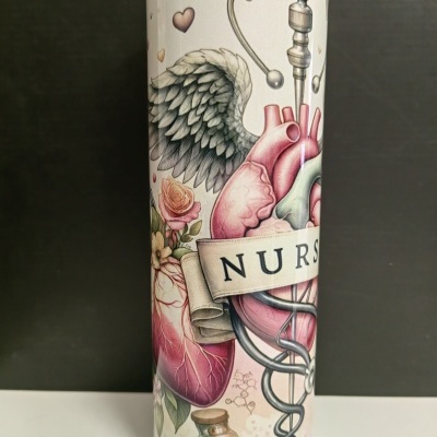 Copo termo decorado com ilustração médica e palavra NURSE