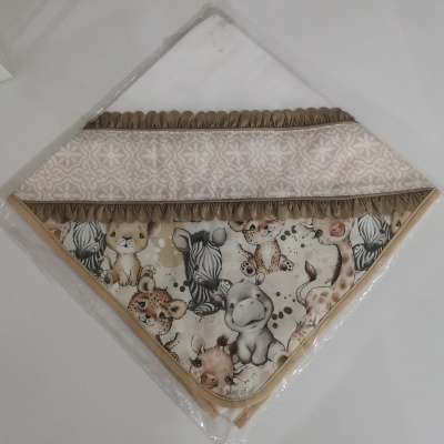 Pano de bebé triangular com padrão de animais de savana em tonalidades neutras