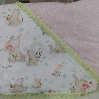 Manta infantil com animais e franjas verdes