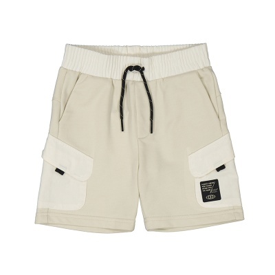 Calções bege para criança com cintura elástica branca e bolsos laterais