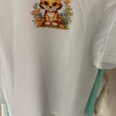 Camisola branca com desenho de tigre bebé e flores