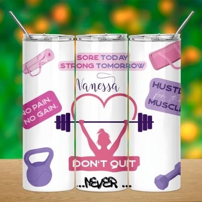 Três copos térmicos brancos com desenhos e texto motivacional de fitness
