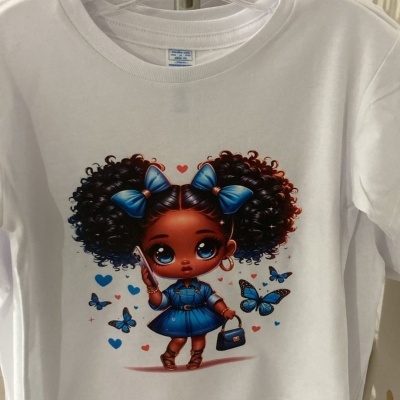 Camisola branca com estampa de personagem infantil com cabelo cacheado preto e vestido azul
